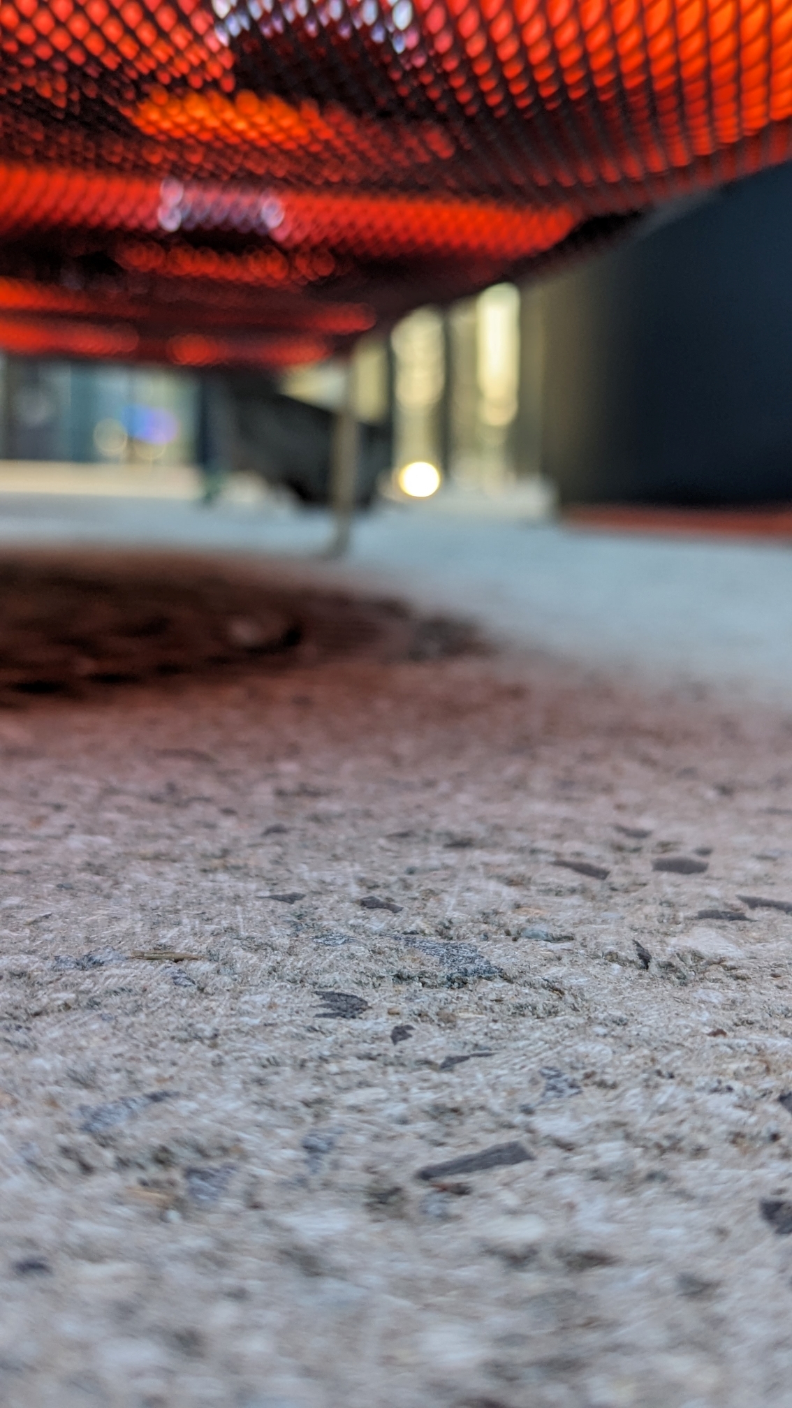 Schadstelle am Entwässerungseinlauf – Während der Arbeit: Nach der Reparatur wird die Stelle mit der Maschine an die Fläche angeglichen.