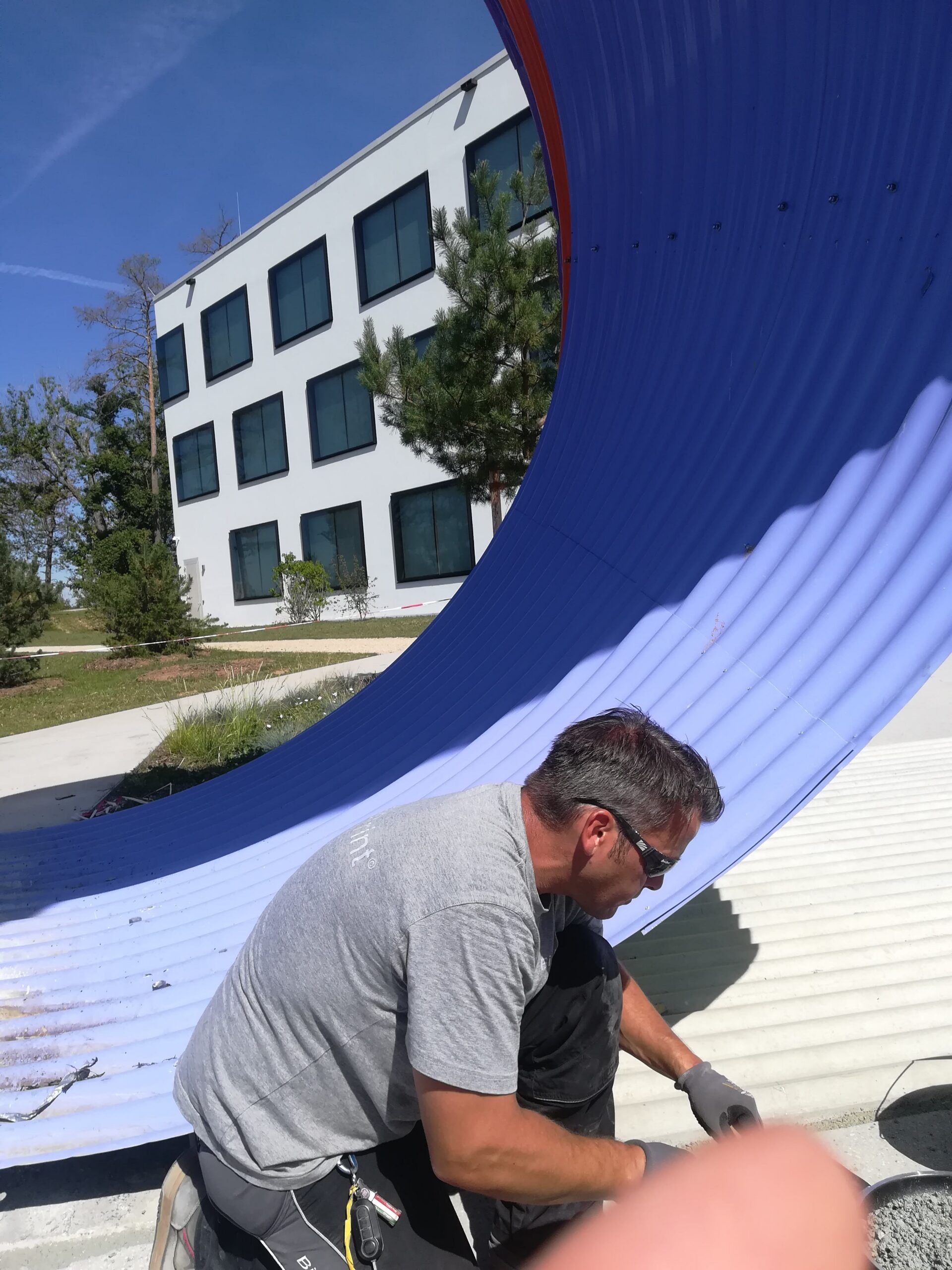 Risse und offene Nähte im Gussasphalt – Während der Arbeit: Das Infrarot-Heizgerät bringt alten und neuen Asphalt auf Temperatur.