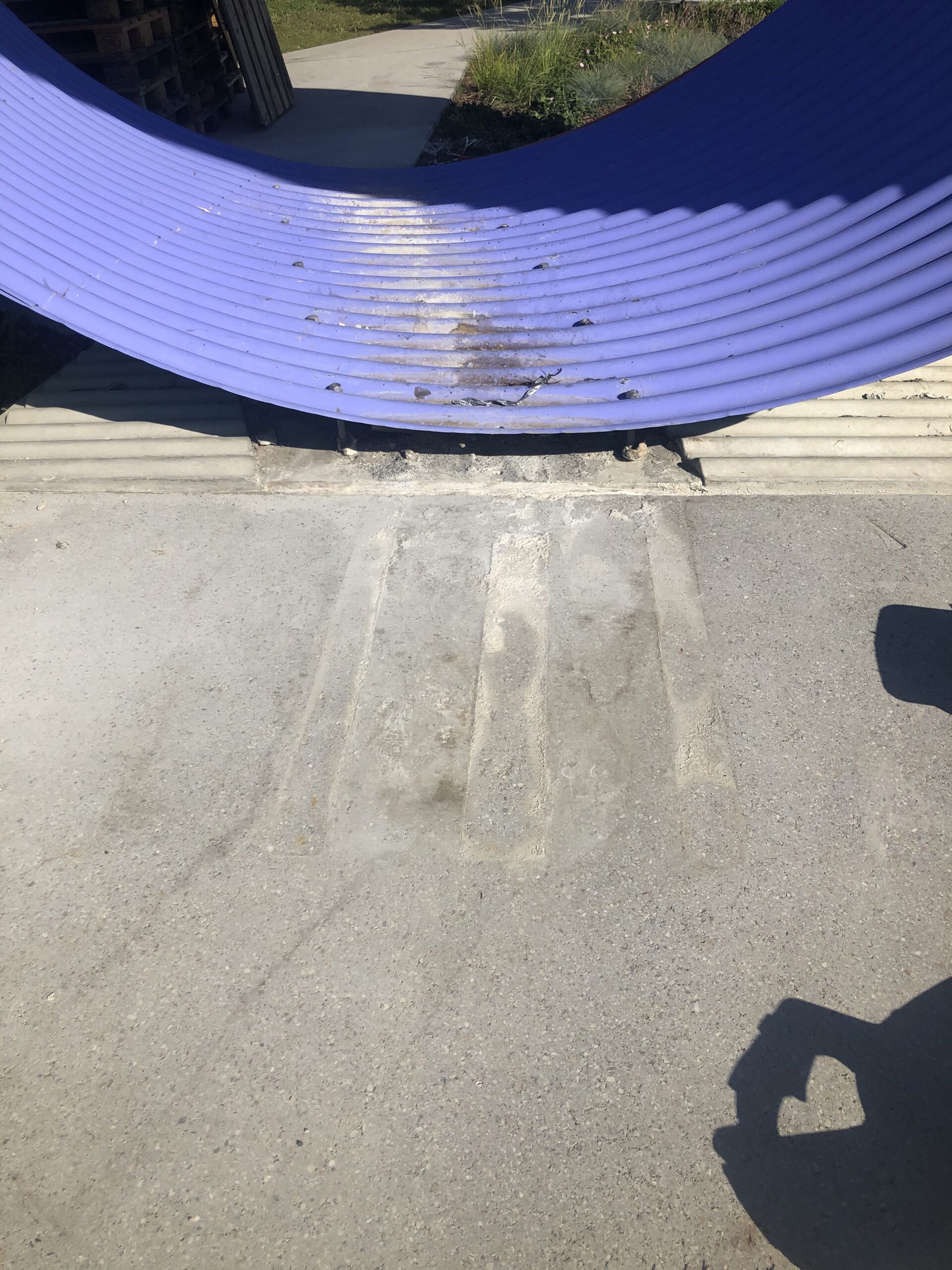 Risse und offene Nähte im Gussasphalt – Vorher: Durchgehender Riss quer über die Fläche.