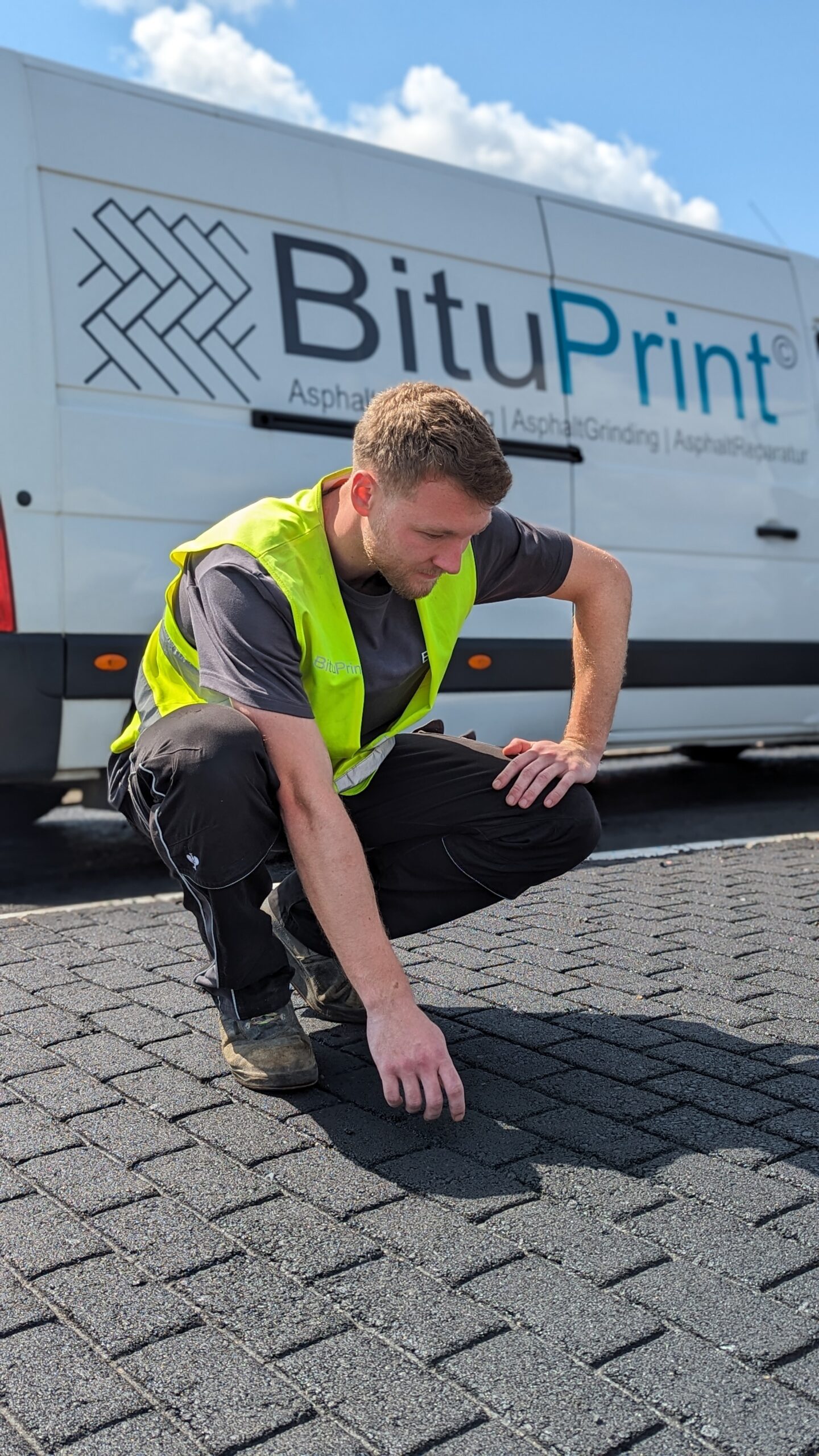 BituPrint Team bei der Asphaltbearbeitung
