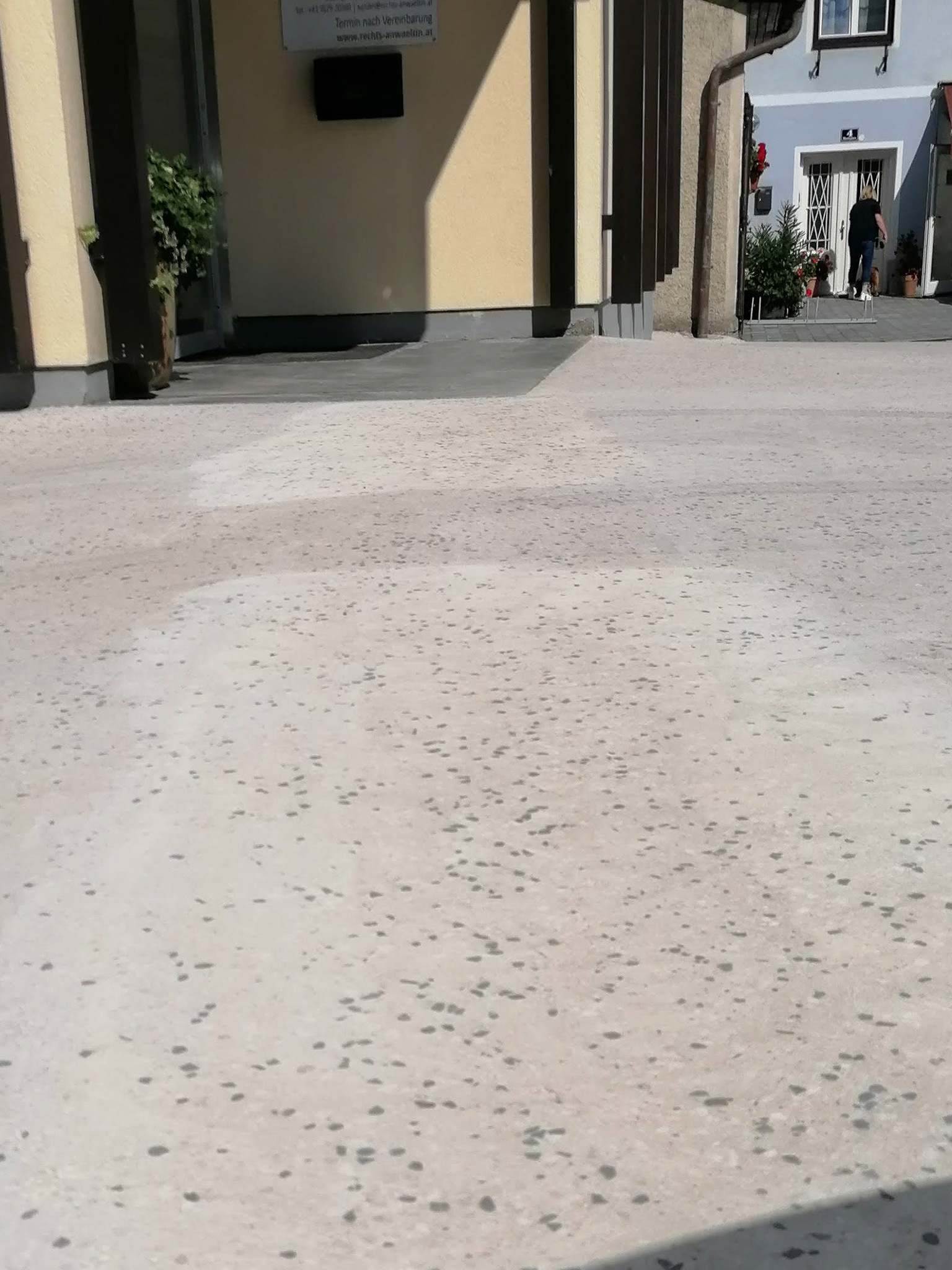 Naht im Museumsvorplatz – Nach der Fertigstellung: Verheilte Naht – die Fläche wirkt wieder geschlossen.
