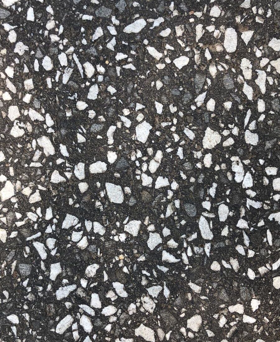 Detailaufnahme geschliffene Asphaltoberfläche – Fuldatal – Schwarzasphalt, vierfach geschliffen