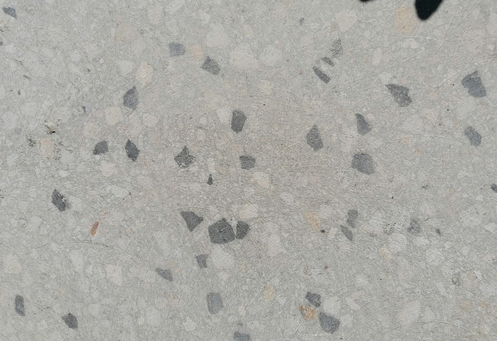 Detailaufnahme geschliffene Asphaltoberfläche – Kundl (Tirol) – beiger Farbasphalt