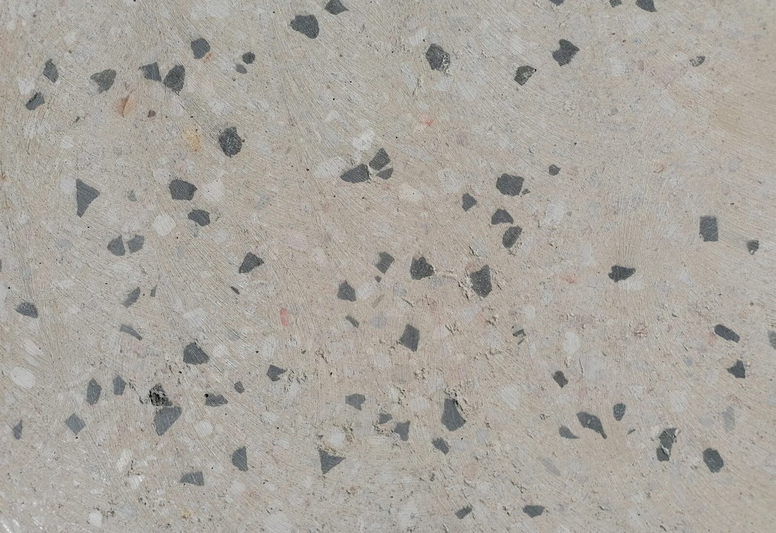 Detailaufnahme geschliffene Asphaltoberfläche – Pöls – heller, reflektierender Asphalt