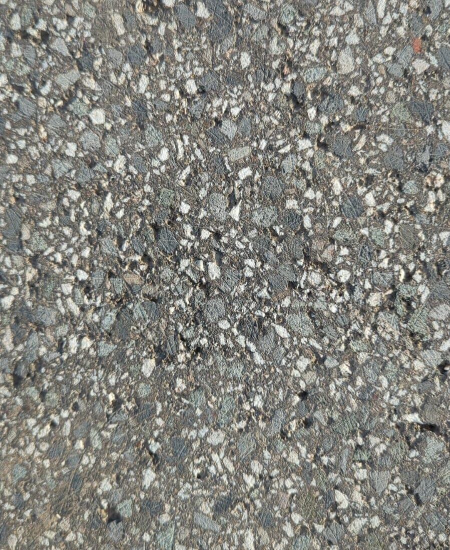 Detailaufnahme geschliffene Asphaltoberfläche – Dunkelgrüner Grundton