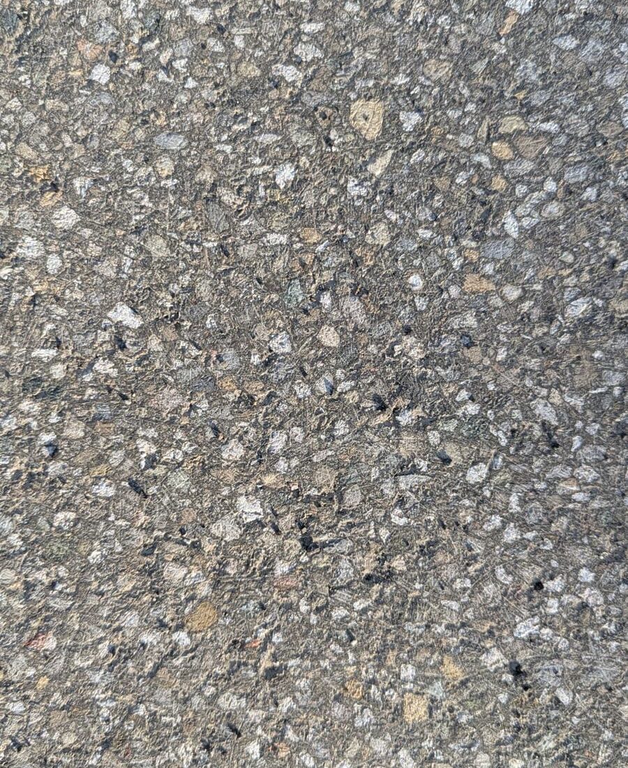 Detailaufnahme geschliffene Asphaltoberfläche – Sandfarbene Körnung