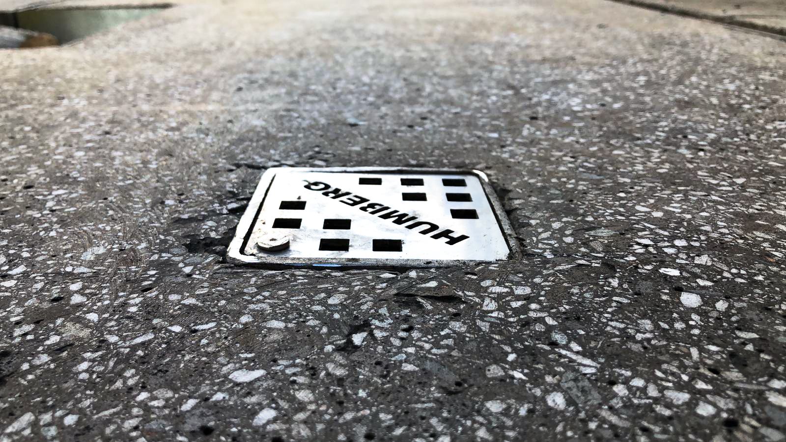 Einbauten beim Asphalt Grinding – Düsseldorf: Entwässerungsrost im geschliffenen Gussasphalt
