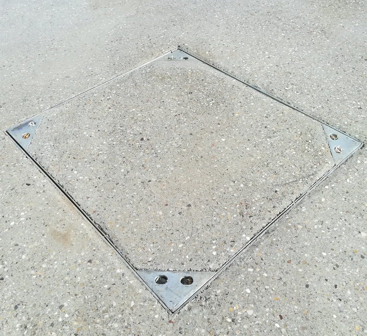 Einbauten beim Asphalt Grinding – Quadratischer Einbau, rundum sauber angearbeitet