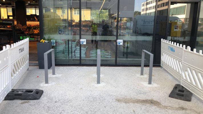 Einbauten beim Asphalt Grinding – Geretsried: nachträglich gesetzte Fahrradständer, Fläche rundum angearbeitet