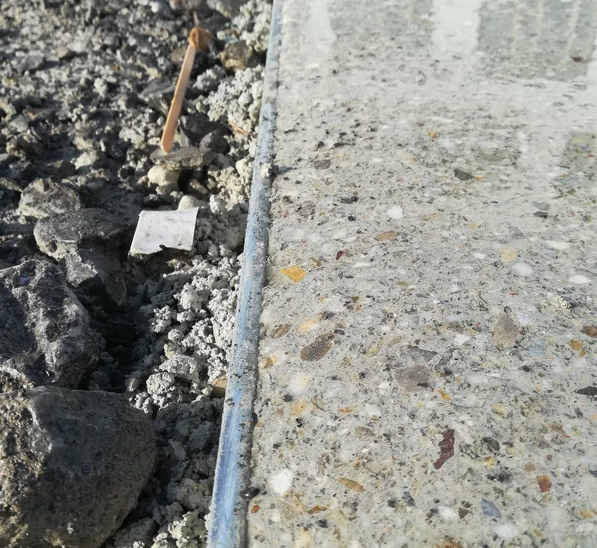 Einbauten beim Asphalt Grinding – Alzenau: Poller im grauen Farbasphalt