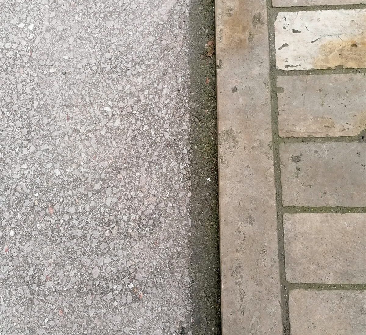 Randbearbeitung beim Asphalt Grinding – Übergang vom geschliffenen Asphalt zum angrenzenden Pflaster