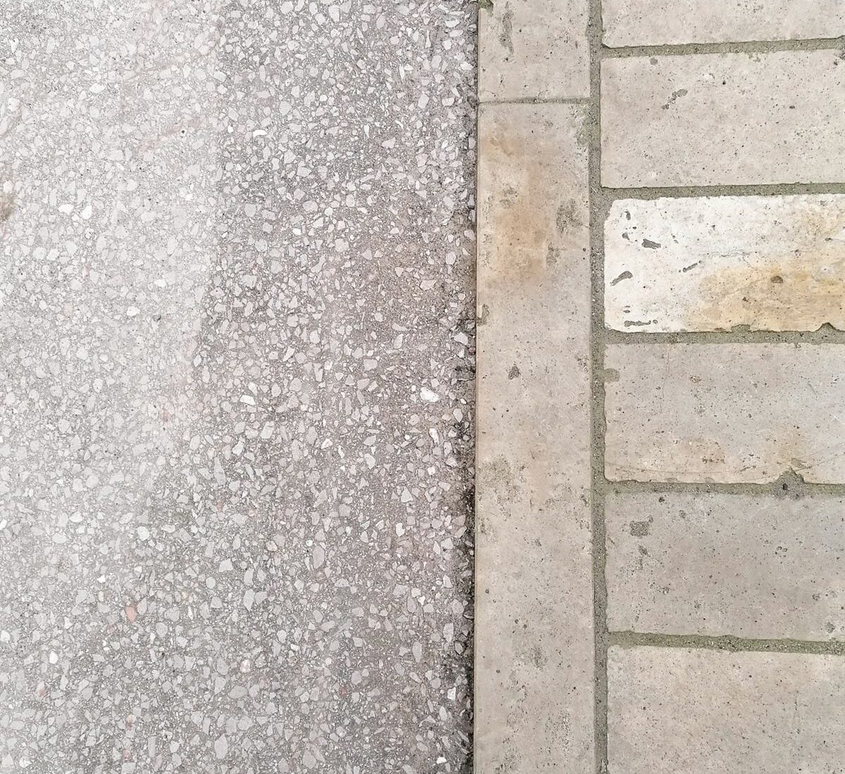 Randbearbeitung beim Asphalt Grinding – Fertige Kante: gleichmäßiges Schliffbild bis an die Anschlusskante