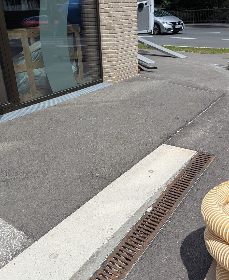 Einbauten beim Asphalt Grinding – Salzburg: Entwässerungsrinne im Schliff