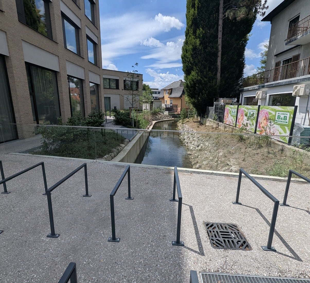 Einbauten beim Asphalt Grinding – Salzburg: Fahrradständer und Schacht in einer Fläche