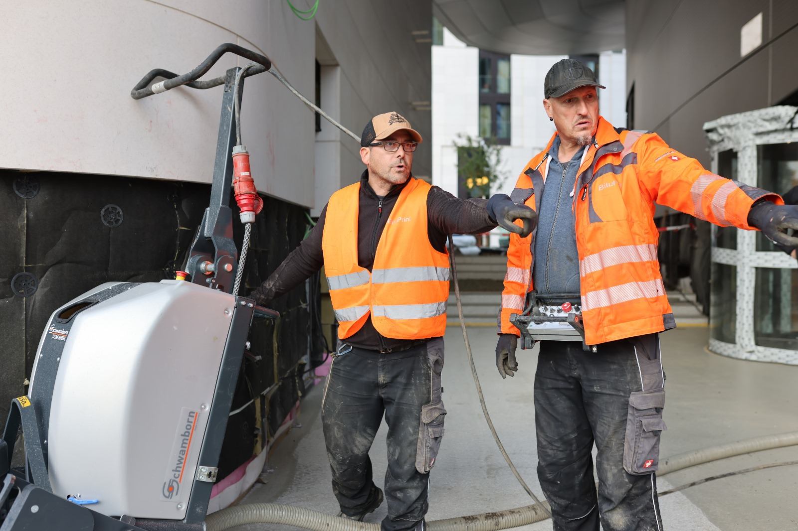 BituPrint Team bei der Asphaltbearbeitung