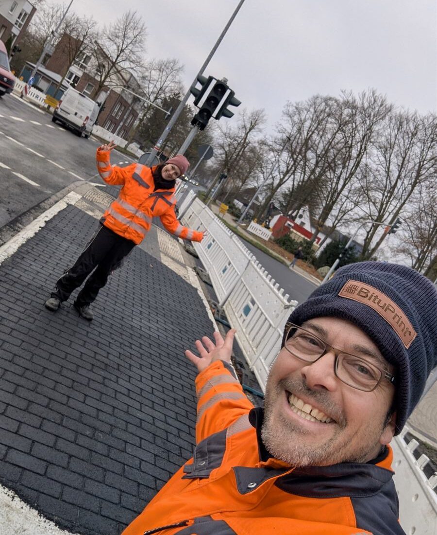 BituPrint Team bei der Asphaltbearbeitung