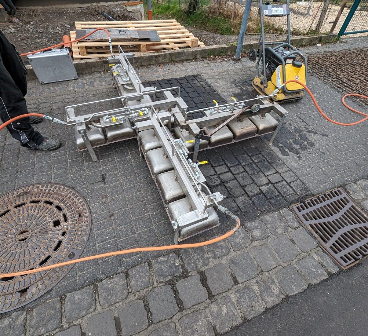 Reparatur einer geprägten Fläche – Während der Arbeit: Heizfeld auf der Prägung, danach wird neu geprägt.