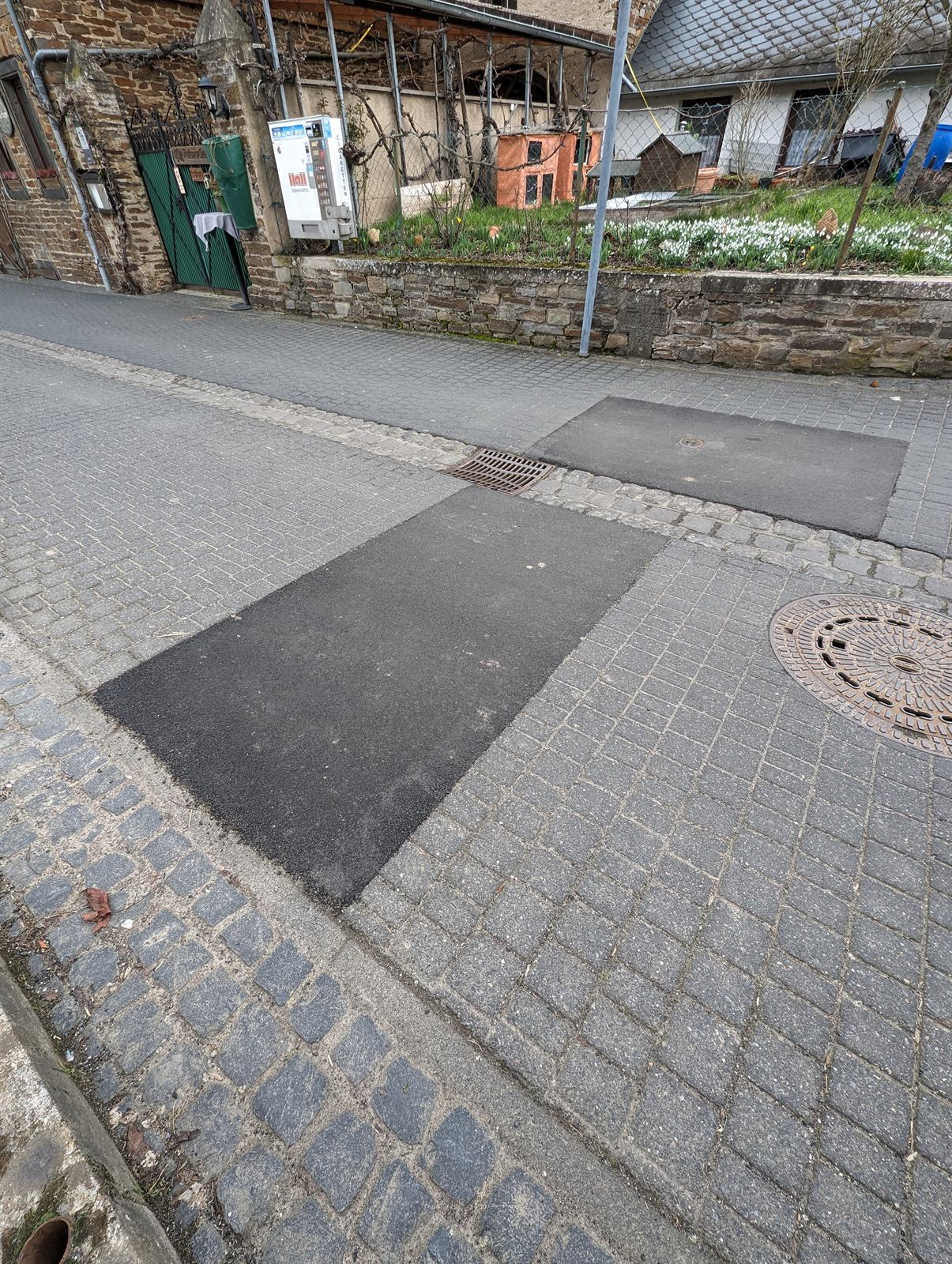 Reparatur einer geprägten Fläche – Vorher: Aufgebrochene Fläche in der Ortsdurchfahrt.