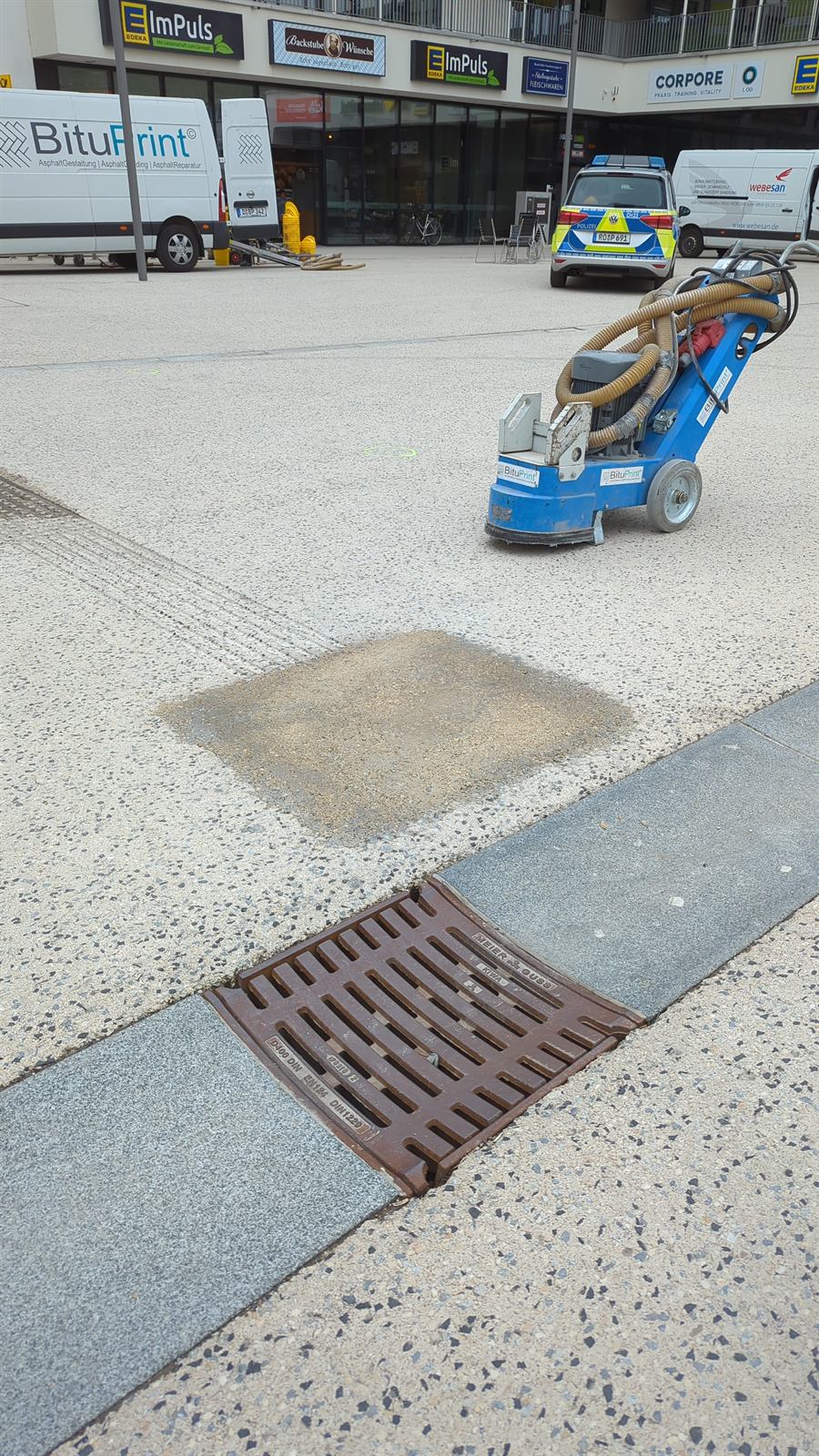 Asphaltreparatur Geretsried - Karl-Lederer-Platz/korrektur der Blindenleitlinien