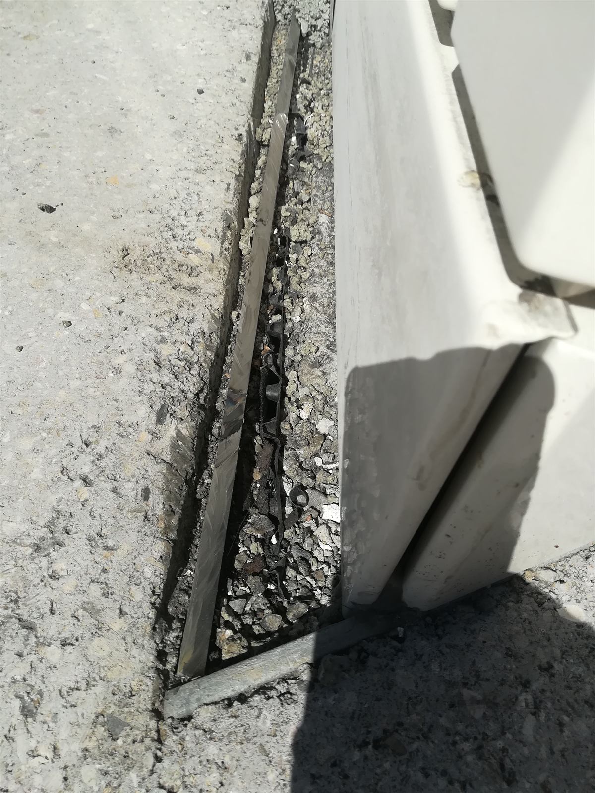 Einbaufehler an der Hausecke aus Stahl.