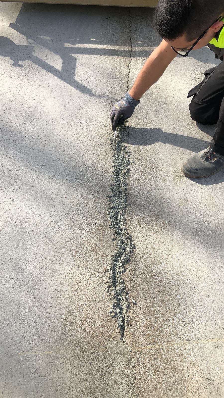 Farbasphalt mit anschließendem Schliff – Während der Arbeit: Eingebrachtes Reparaturmaterial vor dem Schliff.
